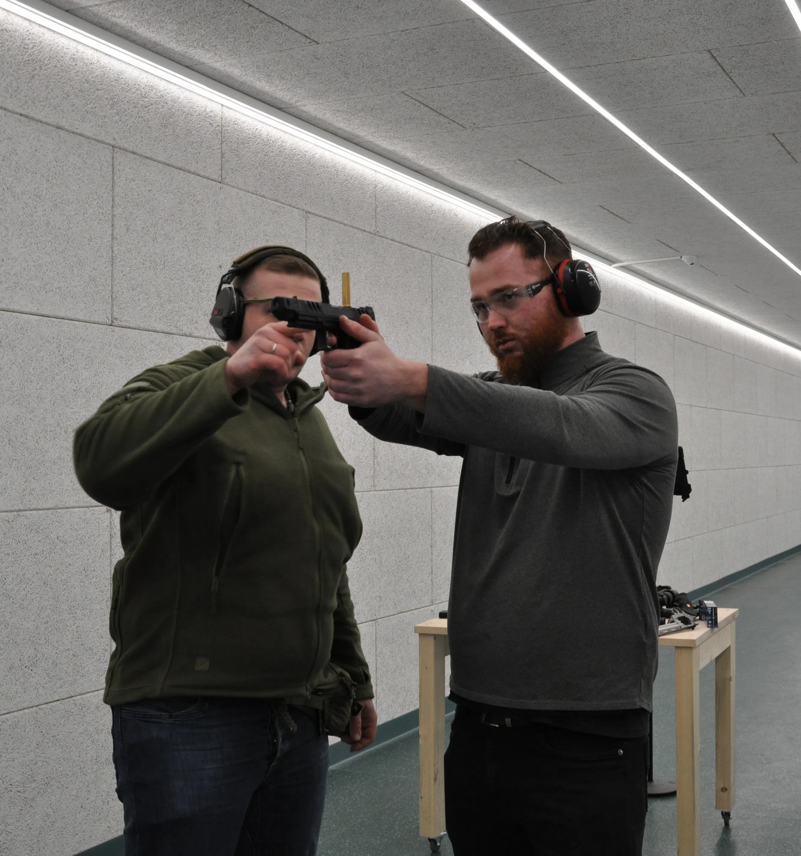 Training zum richtigen Griff bei der Kurzwaffe